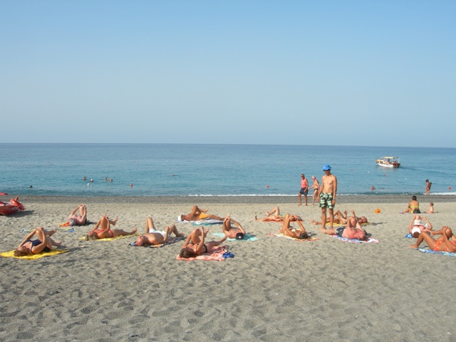 Il gruppo quasi al completo affronta il risveglio muscolare sulla spiaggia rovente.